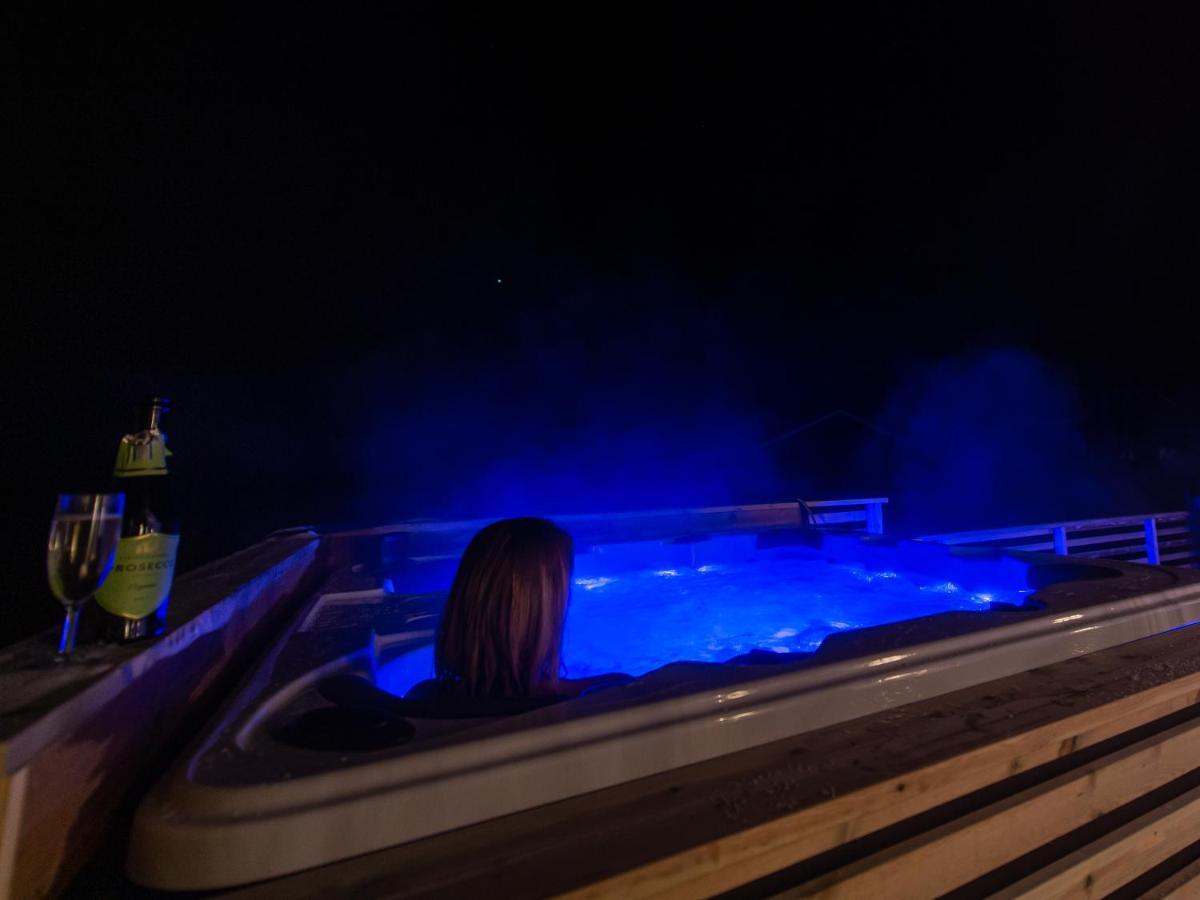 Arctic Lodge Tromvik With Jacuzzi ทรอมโซ ภายนอก รูปภาพ